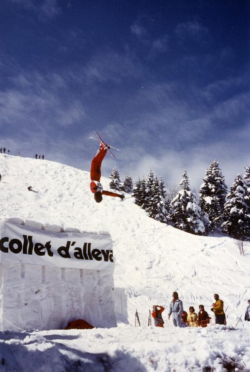Ski acrobatique : saut arrière tendu
