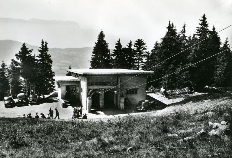 Le Collet d'Allevard en été : gare de départ du télésiège de Malatrait