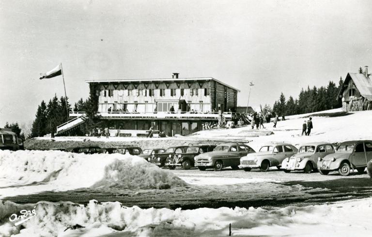 Le Collet d'Allevard : chalet-hôtel Les Rhododendrons et parc à voitures
