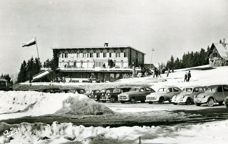 Le Collet d'Allevard : chalet-hôtel Les Rhododendrons et parc à voitures
