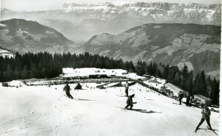 Le Collet d'Allevard en hiver :  le parking de Malatrait et la Chaîne de la Grande Chartreuse