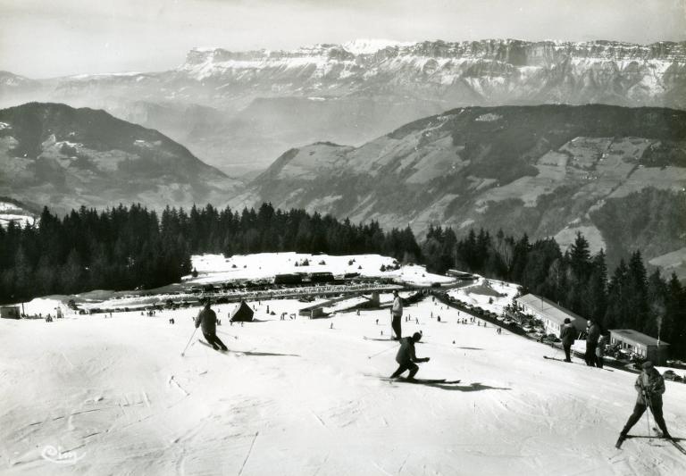 Le Collet d'Allevard en hiver :  le parking de Malatrait et la Chaîne de la Grande Chartreuse