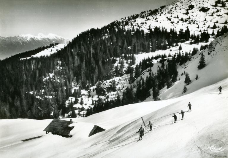 Le Collet d'Allevard en hiver : skieurs près des bergeries