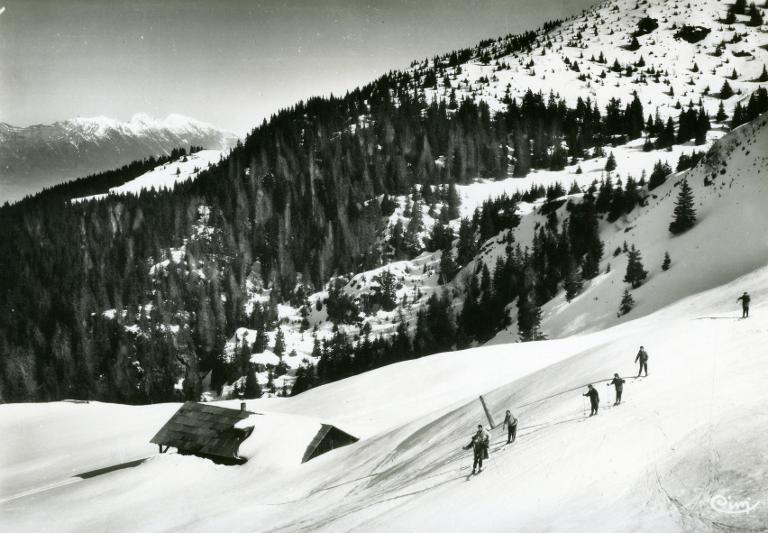 Le Collet d'Allevard en hiver : skieurs près des bergeries