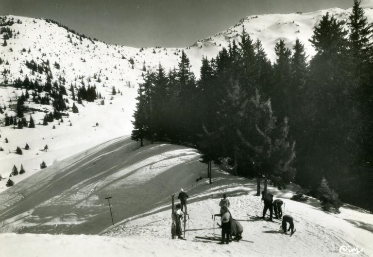 Le Collet d'Allevard en hiver : skieurs au sommet de la piste