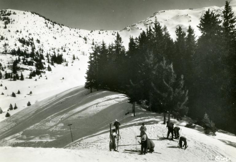 Le Collet d'Allevard en hiver : skieurs au sommet de la piste