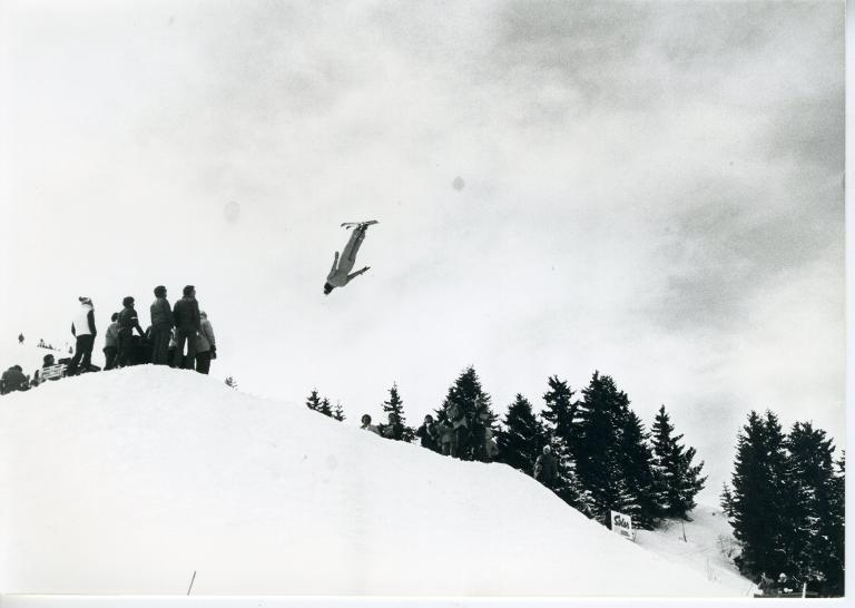 Ski acrobatique : saut arrière tendu