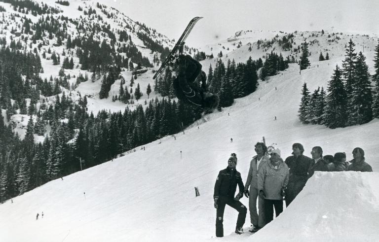 Ski acrobatique : saut périlleux arrière groupé
