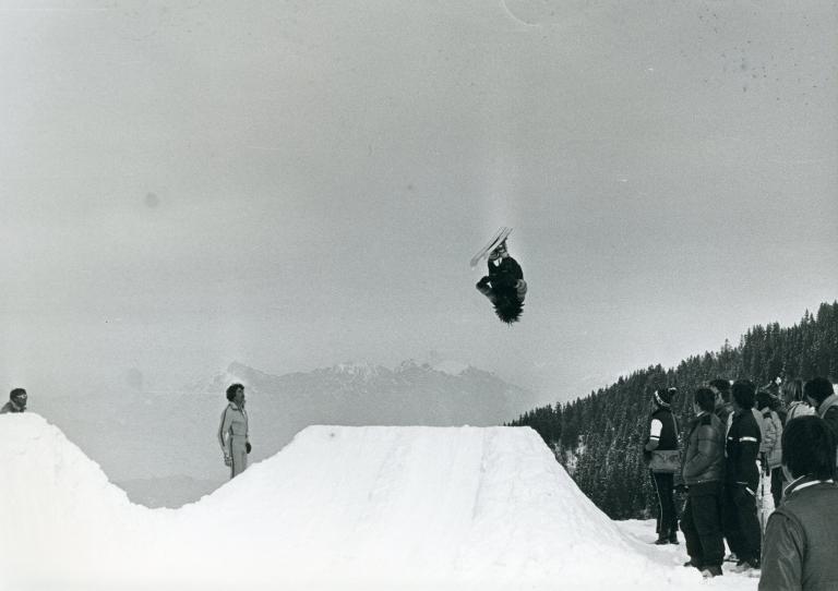 Ski acrobatique : saut périlleux arrière groupé