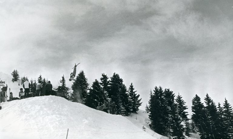 Ski acrobatique : saut arrière vrillé