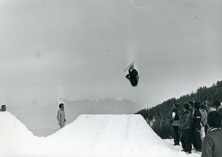 Ski acrobatique : saut périlleux arrière groupé