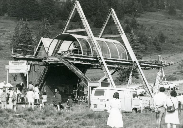 Vue de la gare de départ du télésiège des Plagnes en été