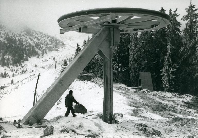 Vue d'un poteau de télésiège au Collet d'Allevard