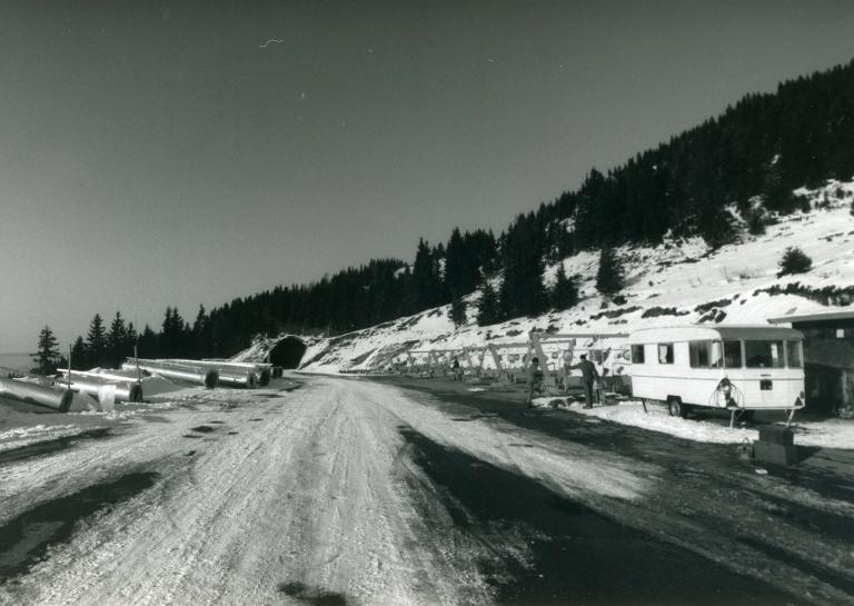 Matériel de construction d'un télésiège sur le parking du Super Collet