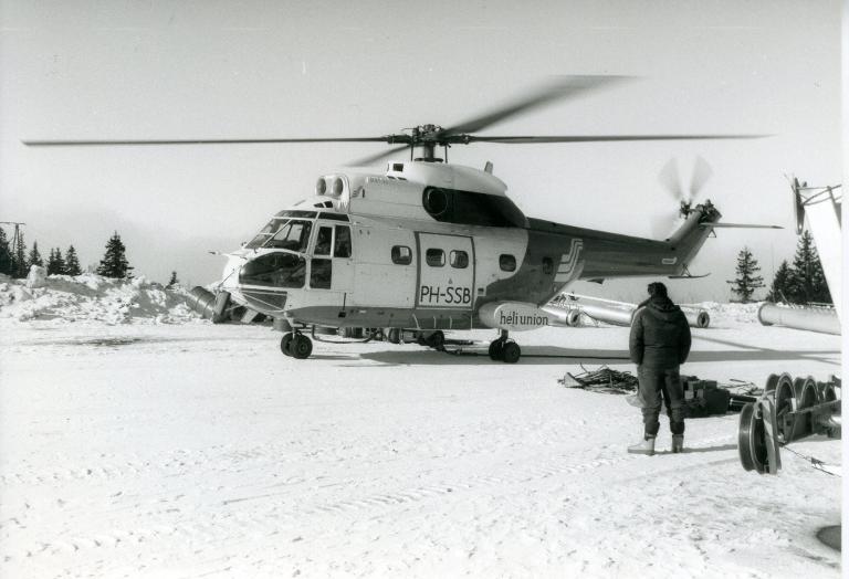 Chantier du télésiège de Grand-Paul : hélicoptère s'apprêtant à charger du matériel