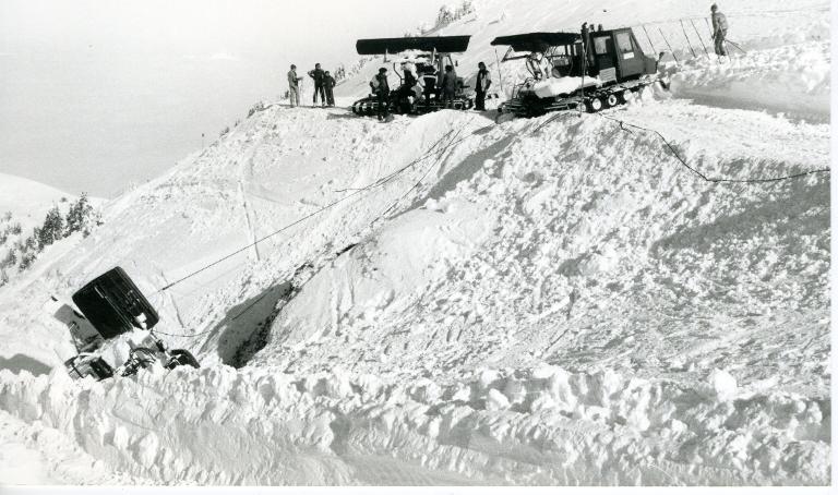 Opération de redressement d'une dameuse au Collet d'Allevard