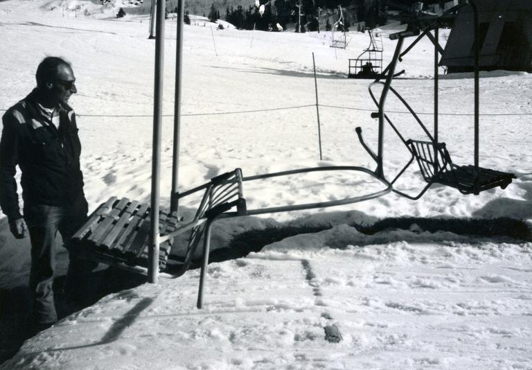 Homme devant un télésiège au Collet d'Allevard