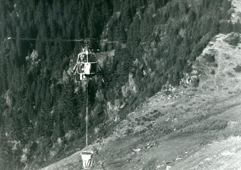 Chantier du télésiège de Grand-Paul : hélicoptère transportant du matériel