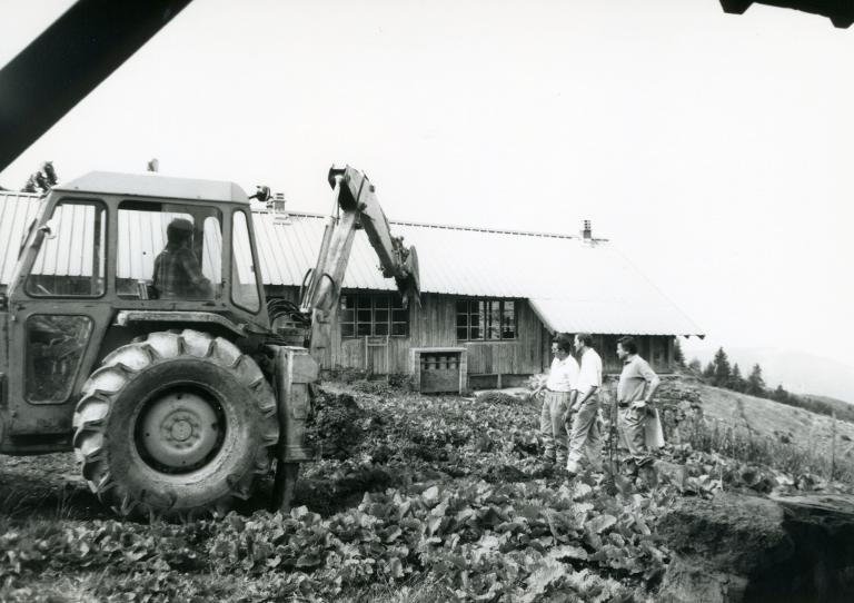 Chantier du télésiège de Grand-Paul : hommes et tractopelle devant la bergerie