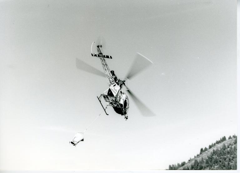 Chantier du télésiège de Grand-Paul : hélicoptère transportant du matériel