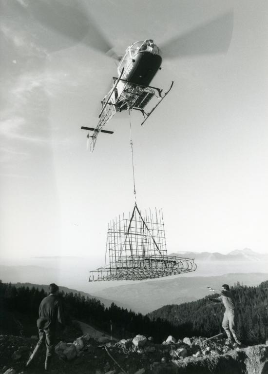 Chantier du télésiège de Grand-Paul : hélicoptère transportant du matériel