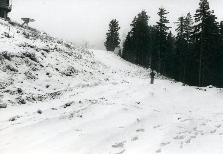 Vue d'un homme dans la neige au Collet d'Allevard