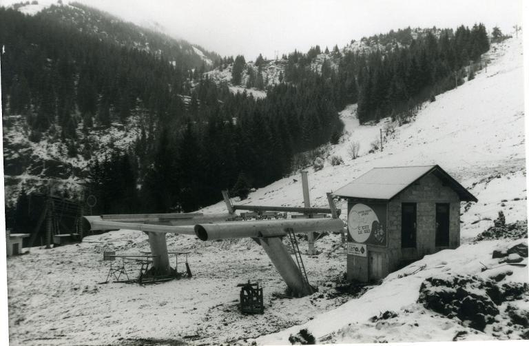 Chantier du télésiège de Grand-Paul : la gare de départ en cours d'installation