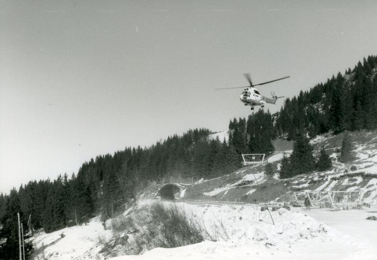 Chantier du télésiège de Grand-Paul : hélicoptère transportant du matériel