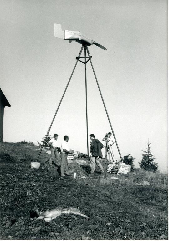 Chantier du télésiège de Grand-Paul : 4 hommes autour d'une construction métallique