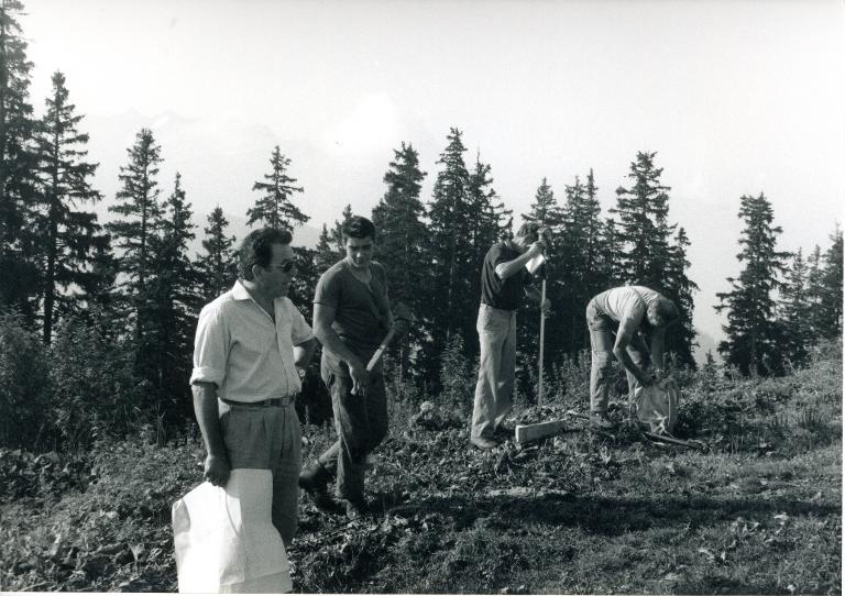 Chantier du télésiège de Grand-Paul : 4 hommes faisant des relevés