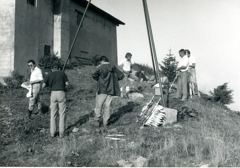 Chantier du télésiège de Grand-Paul : 6 hommes autour d'une construction métallique