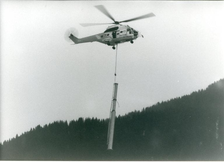 Chantier du télésiège de Grand-Paul : hélicoptère transportant un pylône