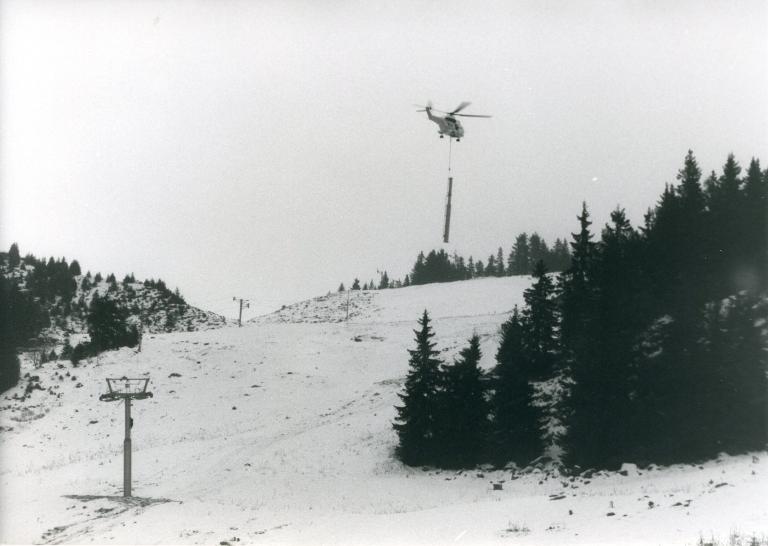 Chantier du télésiège de Grand-Paul : hélicoptère transportant un pylône