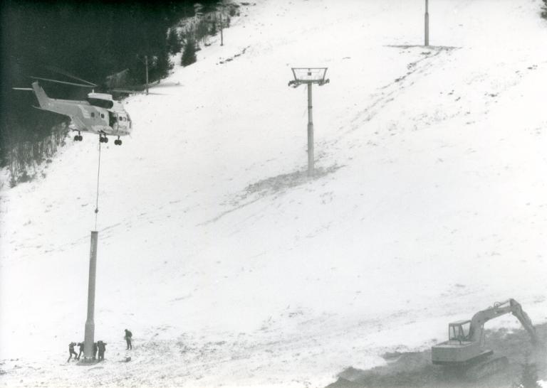 Chantier du télésiège de Grand-Paul : installation d'un pylône