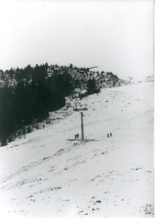 Chantier du télésiège de Grand-Paul : installation de la partie supérieure d'un pylône