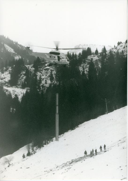 Chantier du télésiège de Grand-Paul : installation d'un pylône