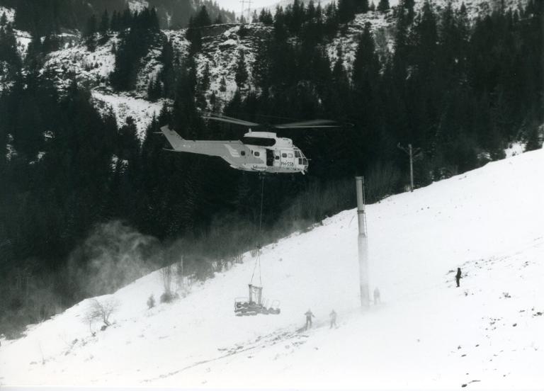Chantier du télésiège de Grand-Paul : installation des pylônes