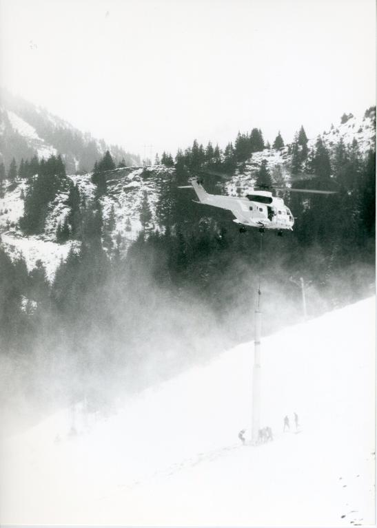 Chantier du télésiège de Grand-Paul : installation des pylônes