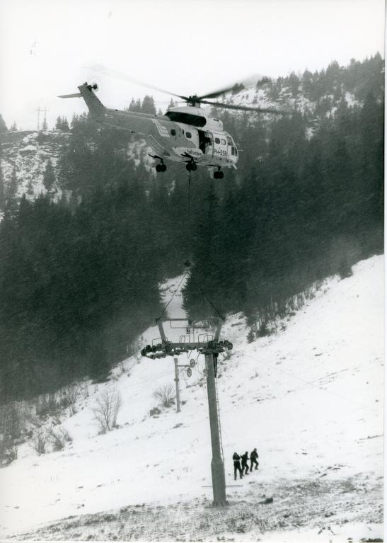 Chantier du télésiège de Grand-Paul : installation de la partie supérieure d'un pylône