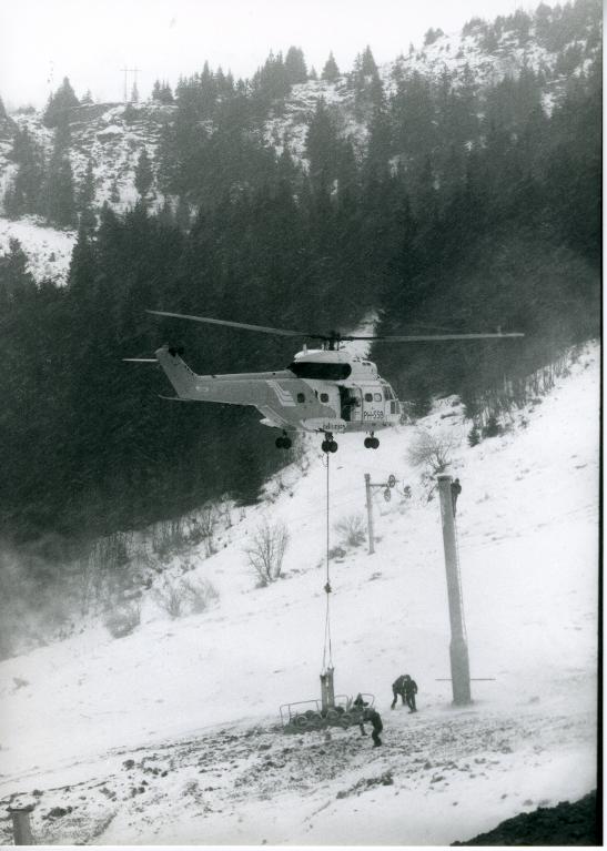 Chantier du télésiège de Grand-Paul : installation de la partie supérieure d'un pylône