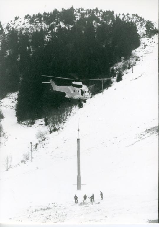 Chantier du télésiège de Grand-Paul : installation d'un pylône