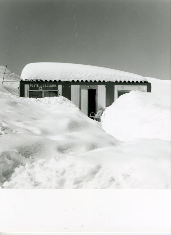Le Collet d'Allevard : poste de secours sous la neige