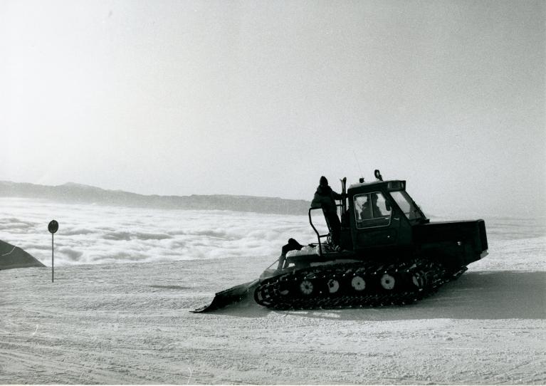 Vue d'une dameuse devant la 