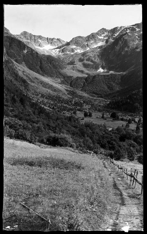 Vallon du Gleyzin. Chalet et cascade du Plan