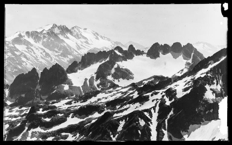 Vue du Puy Gris : les Aiguilles de l'Argentière. Au fond, les Grandes Rousses