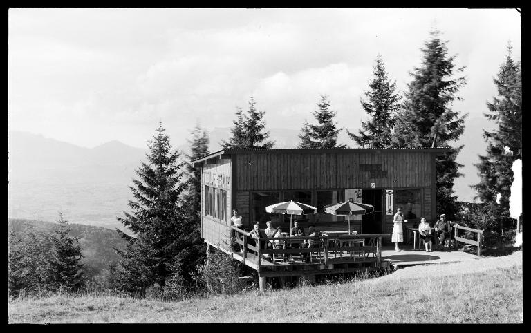 Le Télé-bar au Collet d'Allevard. Vue sur Chambéry et le lac du Bourget