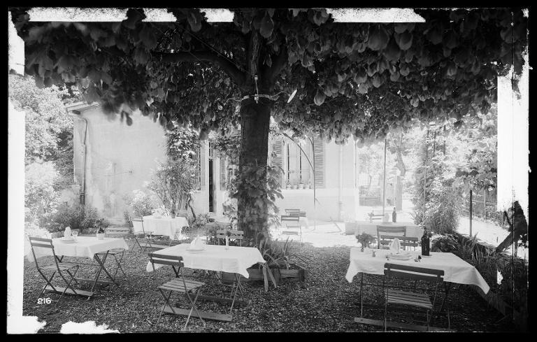 Allevard, l'Hôtel Terminus et son restaurant en plein air