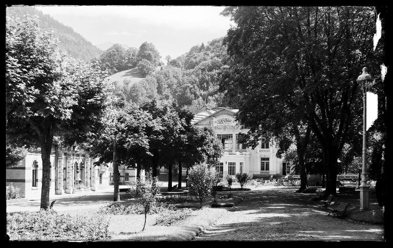 Le Parc thermal d'Allevard, l'Établissement thermal et le Casino