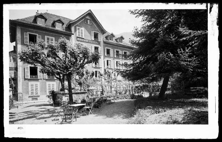 Allevard, vue de l'Hôtel Continental et son parc