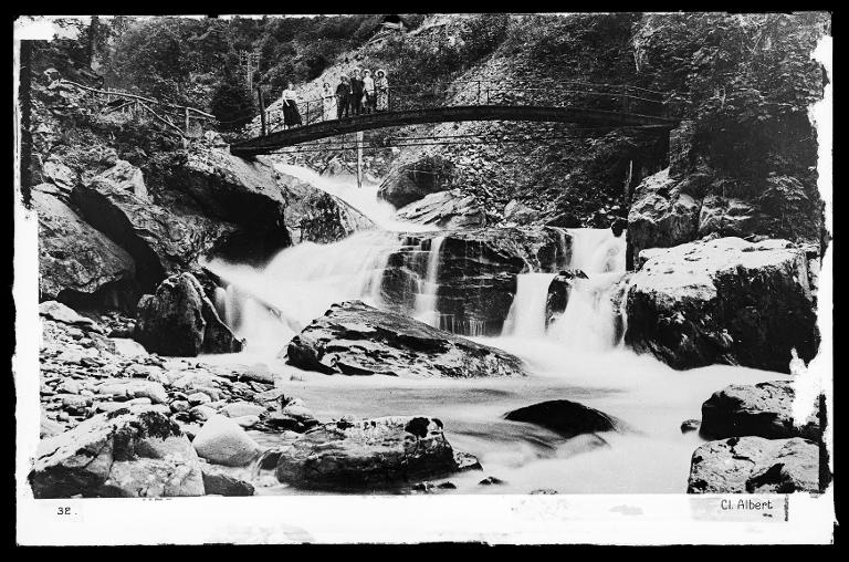 Touristes à la cascade du Bout du Monde